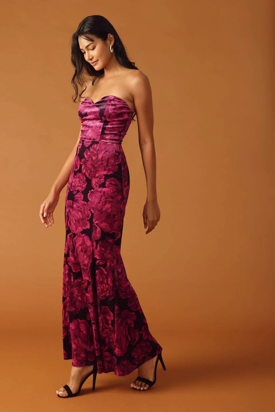 BERRY FLORAL STRAPLESS VELVET MAXI DRESS - Image 4