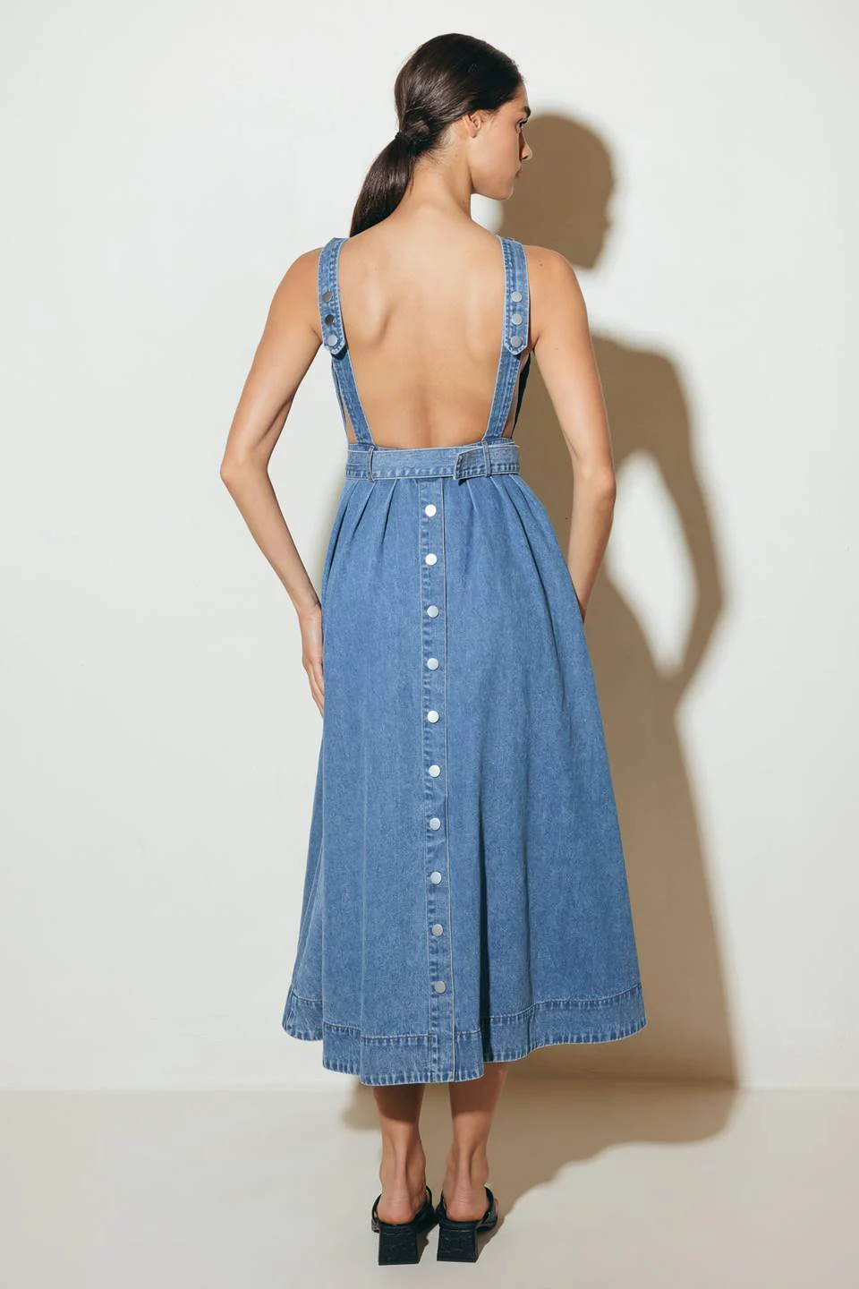 EFFORTLESS EDGE - OPEN BACK DENIM MIDI DRESS - Image 3